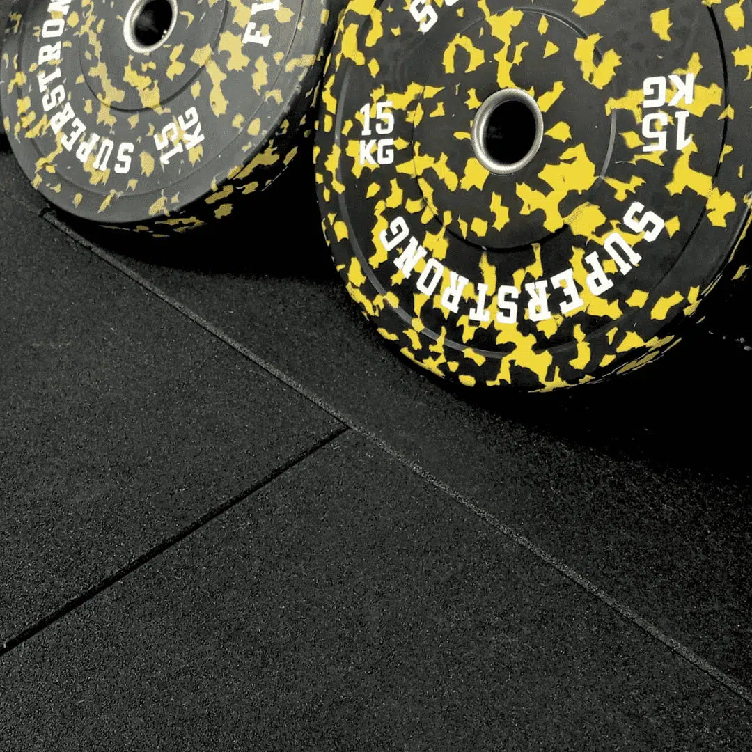 close up of 20mm gym mats with flecked bumper plates